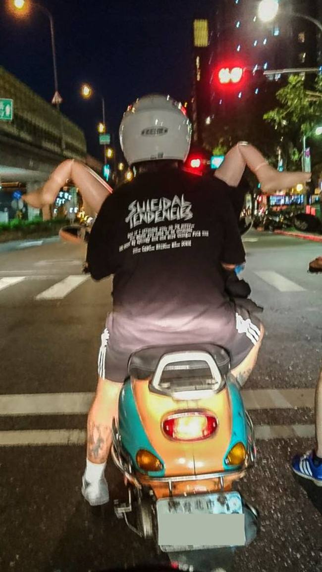帶人偶騎車上路嚇到人 網友:載女友兜風? | 華視新聞
