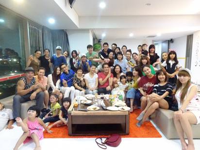 廖家儀舉家搬回香港 行李逾180箱 | 廖家儀和朋友們聚餐。