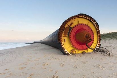 來到巨人國? 英海灘出現超巨大塑膠管 | (翻攝每日星報)