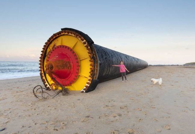 來到巨人國? 英海灘出現超巨大塑膠管 | 華視新聞