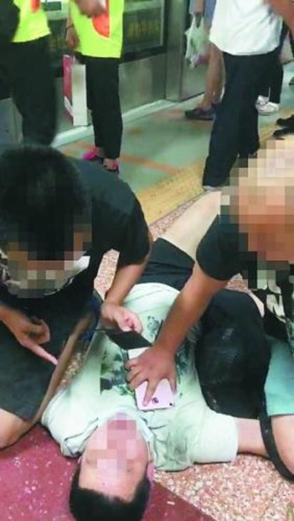 北京地鐵色狼猖獗 民警2個月逮捕40人 | 色狼被警方壓制。