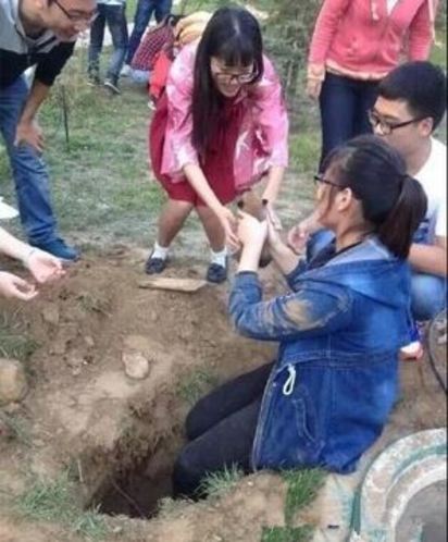 目睹孩子被埋淒厲慘叫! 學生徒手挖土救狗 | 一旁學生出手相救，雖灰頭土臉，但總算救回5條小生命。