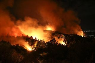 希臘度假勝地冒森林大火 萬人緊急撤離