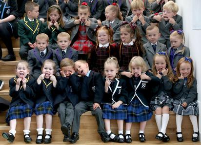 可愛爆了! 英國1學區小1新生有13對雙胞胎 | 該學區的雙胞胎數，每年平均有14對雙胞胎。