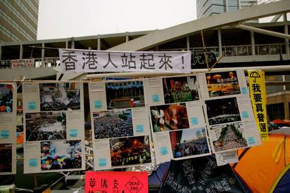 香港"占中行動" 黃之鋒判6個月監禁即刻入獄 | 標語寫著「香港人站出來」。