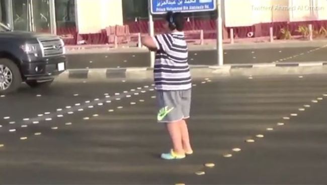 大馬路跳熱舞 14歲沙國少年遭逮 | 華視新聞