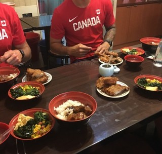 85元台灣排骨飯 加拿大選手吃得好開心還打卡