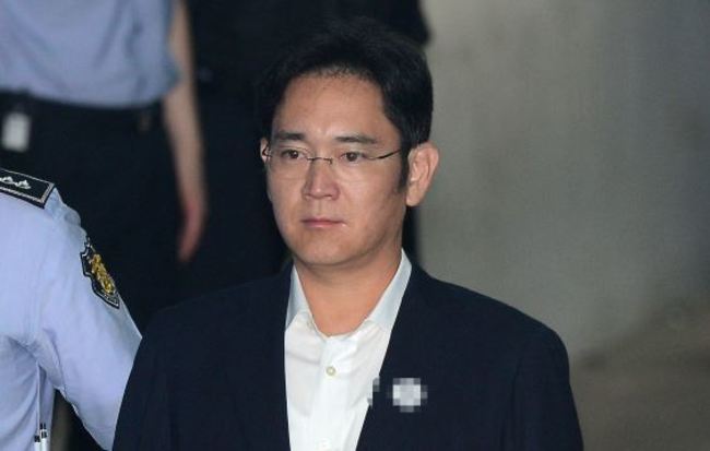 【更新】三星集團李在鎔賄賂案 一審遭判5年有期徒刑 | 華視新聞