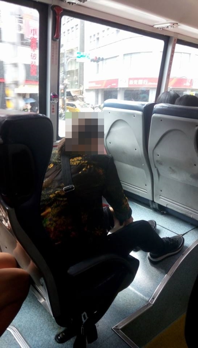 大媽公車上做這事 有些人喜歡有些人卻"快死了"?! | 華視新聞