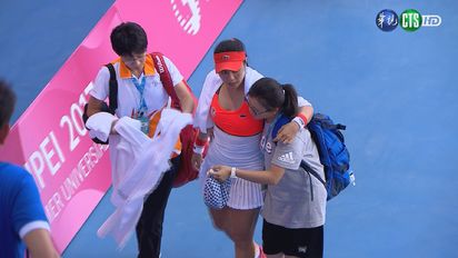 【世大運看華視】網球女雙詹詠然姊妹檔 擊敗泰國奪金 | 詹詠然下場時，需要人攙扶。