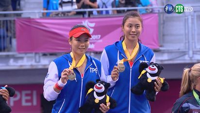 【世大運看華視】網球女雙詹詠然姊妹檔 擊敗泰國奪金 | 姊妹檔聯手拿下金牌。