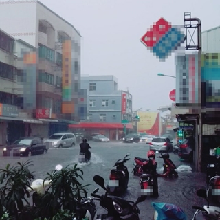 暴雨下1小時 台南永康淹大水