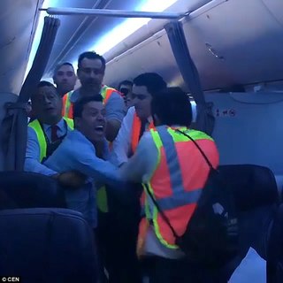 【影】醉漢這樣鬧 整班飛機急迫降百人被延誤
