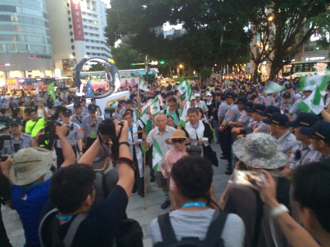 台灣國成員揮旗遭逮移送 成員包圍北檢要求放人 | 華視新聞