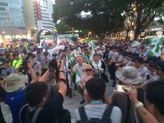台灣國成員揮旗遭逮移送 成員包圍北檢要求放人