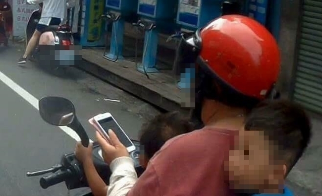 【影】騎車載小孩滑手機?! 離譜媽網友嗆肉搜 | 華視新聞