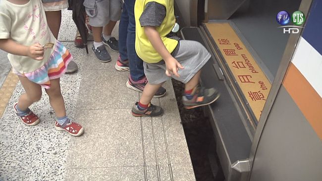 【晚間搶先報】台鐵月台高低差 男童踩空擦傷 | 華視新聞