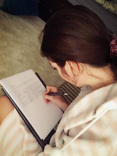 瑞莎"親筆信"寫給1歲愛女 中文字跡超工整 | 