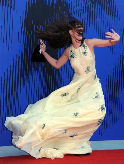 【圖】威尼斯影展怪風亂吹! 女星.超模成紅毯災難 | 電視節目主持人Victoria Cabello。