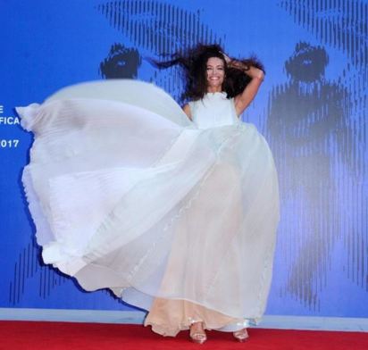 【圖】威尼斯影展怪風亂吹! 女星.超模成紅毯災難 | 突尼西亞模特兒Afef Jnifen。