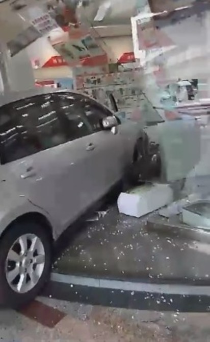 【影】婦人駕車失控爆衝 整輛車撞進電信公司! | 婦人衝撞進店內，造成玻璃門嚴重受損