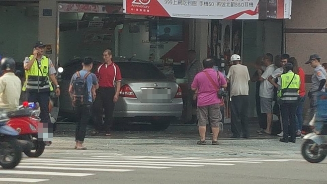 【影】婦人駕車失控爆衝 整輛車撞進電信公司! | 華視新聞