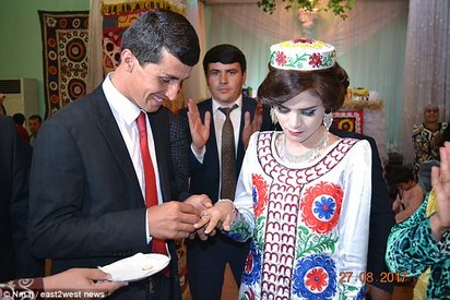 【影】塔吉克總統亂賜婚 新娘出嫁像去「葬禮」 | 亂點鴛鴦譜。