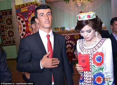 【影】塔吉克總統亂賜婚 新娘出嫁像去「葬禮」 | 亂點鴛鴦譜。