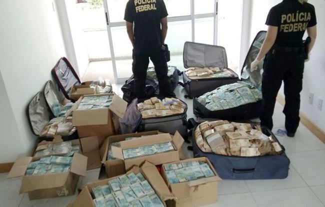巴西貪官金庫遭搜索 數億現鈔警點到手軟 | 華視新聞