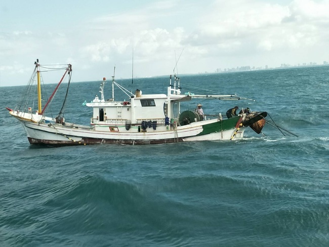 漁船違規拖網捕撈 遭海巡署雷達偵測抓包 | 華視新聞