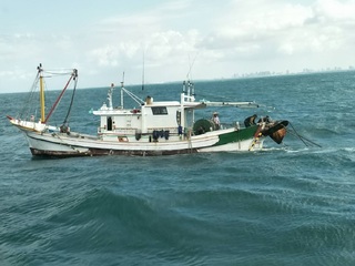 漁船違規拖網捕撈 遭海巡署雷達偵測抓包