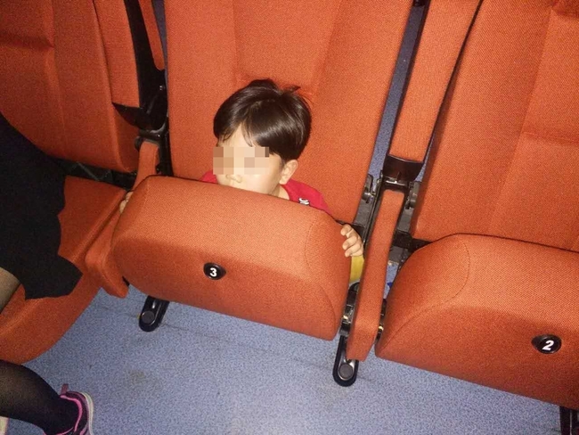 電影院椅子吃人?! 陸5歲童跌入剩"一顆頭" | 華視新聞