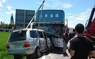 休旅車衝撞對向撞公車 2姊妹不治6人傷