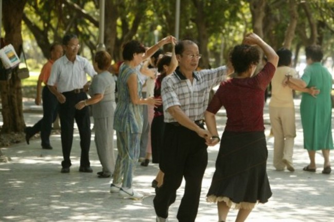 有益老人平衡和記憶力 研究:跳舞可防大腦退化 | 華視新聞