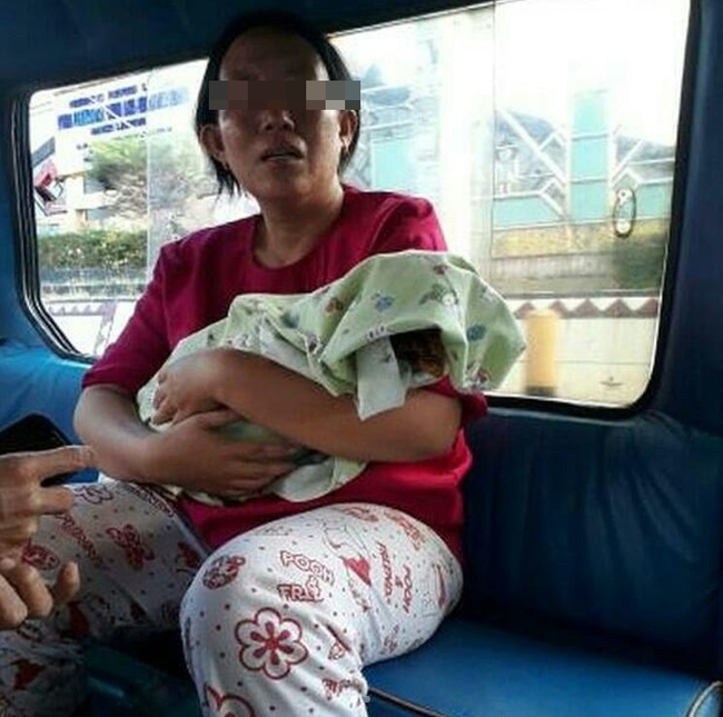 母抱死嬰坐公車 控訴醫院只顧"自費"病患?! | 華視新聞