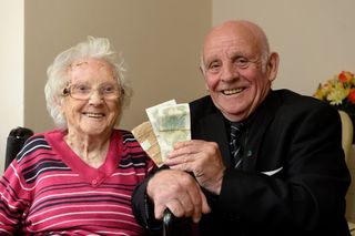 人生中"第一份薪水" 104歲母親珍藏62年