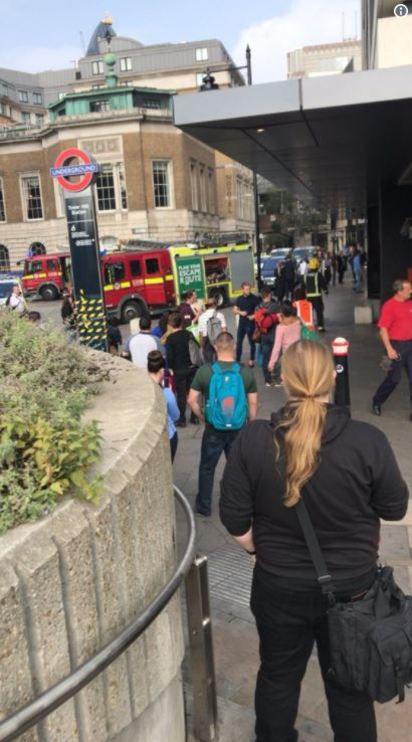倫敦地鐵驚現火光 警:並非恐怖攻擊 | (翻攝推特)