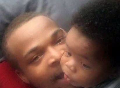美國2歲童誤玩槍 轟斃睡夢中父親 | 達里昂諾貝爾與孩子(翻攝St.Louis Post-Dispatch)