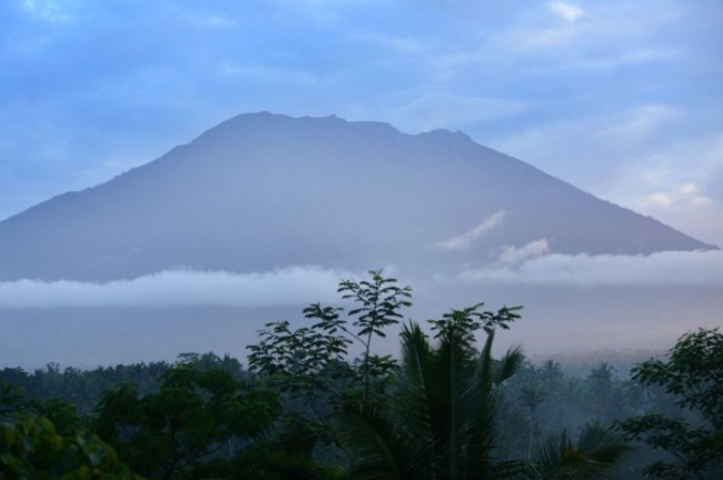 峇里島火山噴發威脅 旅遊警示亮「橘燈」 | 華視新聞