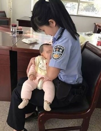 被告帶寶寶出庭餓哭 暖法警"代媽親餵" | 善心法警親餵寶寶。