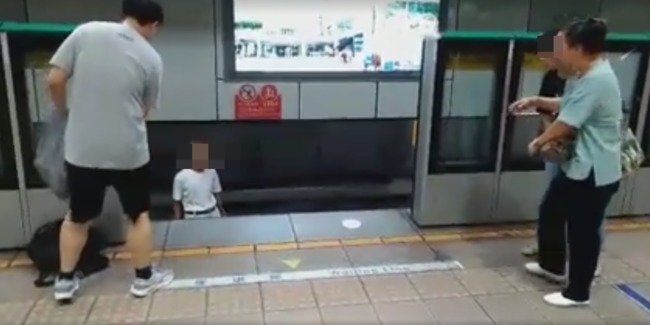 捷運景美站老翁跳軌 爬上月台竟遭女猛踹 | 華視新聞