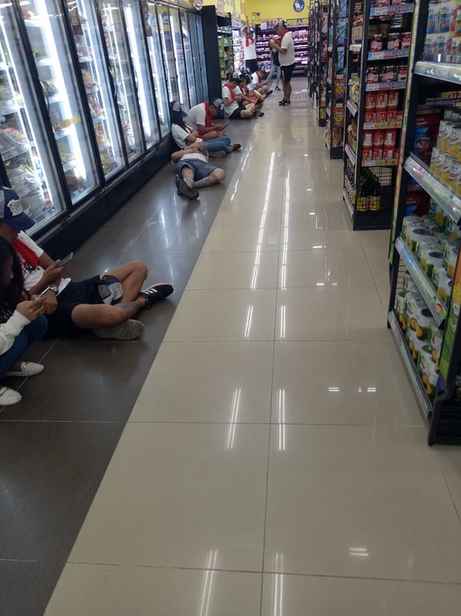 他們躺在大賣場吹冷氣睡覺 網友兩派爭論 | 華視新聞