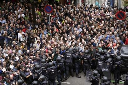 加泰隆尼亞獨立公投 爆發嚴重警民衝突 | 加泰隆尼亞警民衝突(翻攝歐新社)