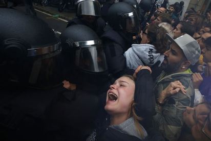 加泰隆尼亞獨立公投 爆發嚴重警民衝突 | 加泰隆尼亞警民衝突(翻攝美聯社)