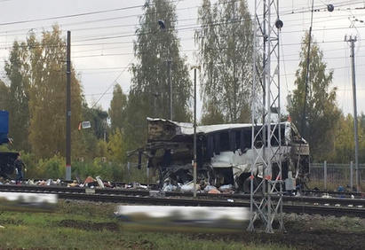 俄羅斯火車撞上巴士 釀19死車體全毀 | 