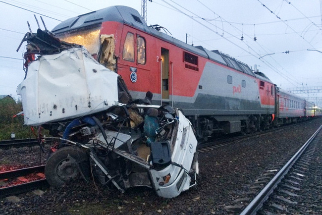 俄羅斯火車撞上巴士 釀19死車體全毀 | 華視新聞