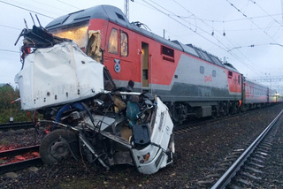 俄羅斯火車撞上巴士 釀19死車體全毀