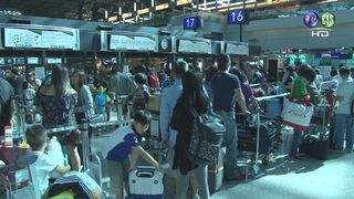【影】國慶連假瘋出國 首日出境估7.6萬人擠爆機場