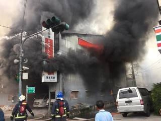 【影】八里鐵皮工廠大火 黑煙竄天道路回堵