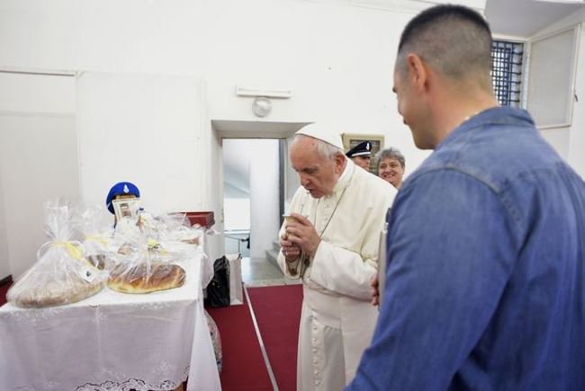 教宗好心被利用 2囚犯乘餐會逃跑 | 華視新聞